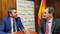 El consejero Antonio Luengo, durante su encuentro con el director general del Foro Interalimentario, Víctor Yuste
