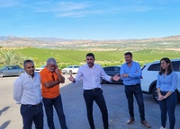 El consejero Antonio Luengo, durante su visita a una explotación de cítricos en Alhama de Murcia, coincidiendo con el Día de la Agricultura