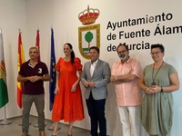 El director general de la PAC, Juan Pedro Vera, y la alcaldesa de Fuente Álamo, Juana María Martínez, en el acto de presentación del proyecto.