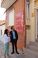 El director general de Vivienda, José Francisco Lajara, y la alcaldesa de Yecla, María Remedios Lajara, durante la visita a una de las viviendas ...