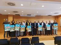El director general de Medio Ambiente y el gerente de zona de Ecovidrio, con los representantes de los municipios premiados.