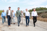 El consejero de Presidencia, Turismo, Cultura y Deportes, Marcos Ortuño, y el alcalde de Molina de Segura, Eliseo García, visitan uno de los caminos...