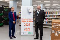 El director general de Patrimonio Cultural, Pablo Braquehais, (d), junto al director de la Biblioteca Regional, Juan José Lara, tras la presentación...