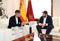 López Miras recibe en San Esteban al tenista murciano Carlos Alcaraz, reciente campeón del US Open y número uno más joven de la historia de la AT...