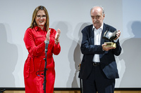 Isabel Franco entrega a Enrique Vila-Matas el Premio Internacional de las Letras 'Ex Libris'