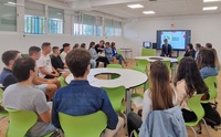Imagen del consejero de Economía, Hacienda y Administración Digital, Luis Alberto Marín, y el alcalde de Alcantarilla, Joaquín Buendía, con alumnos...