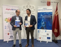 Imagen del director general de Informática y Transformación Digital, Javier Martínez, y el presidente de la Federación Regional de Empresarios de...