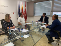 El consejero Antonio Luengo junto al presidente de Grupo de Acción Local de Pesca y de Acuicultura de la Región de Murcia, Galpemur, José Blaya, ...