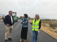 La directora general de Carreteras, María Casajús, (1i) acompañada por concejales del Ayuntamiento de Lorca, durante la visita a las obras de la ...