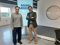 El director general del ICA, Manuel Cebrián, junto al artista Manu Arregui.