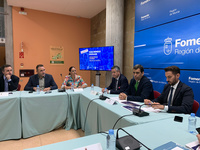 El consejero de Fomento e Infraestructuras, José Ramón Díez de Revenga, acompañado por el secretario general de la Consejería, Enrique Ujaldón, y...