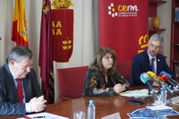 De izquierda a derecha, el presidente del Consejo Escolar, José Francisco Parra; la consejera de Educación, María Isabel Campuzano, y el director...