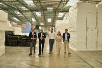 El director del INFO, Joaquín Gómez, durante su visita a la empresa Interplasp, junto con la alcaldesa de Yecla, Remedios Lajara.