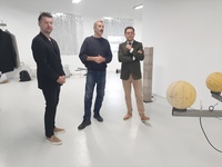El comisario de la exposición, Samuel Leuenberger , el artista Josep Maynou y el director del ICA, Manuel Cebrián, en la visita a la muestra.