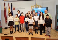 El director general Tono Pasqual del Riquelme entregó los premios 'Crece en seguridad' a diez estudiantes de colegios de municipios de la Región.