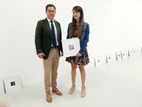 El director general del ICA, Manuel Cebrián, en la visita a la exposición, junto a la artista Rocío Kunst.
