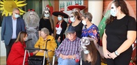 Los usuarios de la Residencia Virgen del Valle celebran una fiesta mexicana enmarcada en una jornada de convivencia
