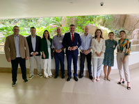El consejero Antonio Luengo, junto a los representantes de las bodegas de la Región de Murcia presentes en Singapur.