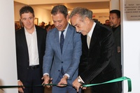 El consejero de Presidencia, Turismo, Cultura y Deportes, Marcos Ortuño, inaugura el nuevo centro, junto con el artista, Pedro Cano, y el alcalde...
