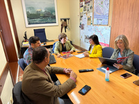 La directora de Movilidad y Litoral, Marina Munuera, presenta a la vicerrectora de Infraestructuras de la UMU, María Belén López, las novedades de la segunda fase de Movibus (1)