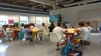 Un grupo de escolares participa en las actividades del programa ICA Educa en el Centro Párraga.