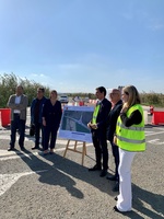 El consejero José Ramón Díez de Revenga, la alcaldesa Noelia Arroyo, junto con los representantes vecinales, en la presentación de las obras de la nueva rotonda acceso a las poblaciones de El Carmolí y Los Urrutias, en Cartagena
