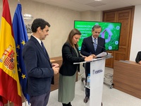 El consejero de Fomento e Infraestructuras, José Ramón Díez de Revenga, la alcaldesa de Fortuna, Catalina Herrero, y el presidente del Centro Tecnológico de la Construcción (CTCON), Antonio Navarro, presentan el convenio para el desarrollo de un laboratorio de construcción sostenible en la localidad (1)