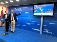 El consejero de Fomento e Infraestructuras, José Ramón Díez de Revenga, y el secretario general de la Consejería, Enrique Ujaldón, durante la rueda de prensa sobre los Mapas de Flujo Preferente elaborados por la CHS (1)