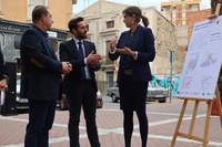 El director general de Vivienda, José Francisco Lajara, y la alcaldesa de Archena, Patricia Fernández, durante la presentación del acuerdo sobre ...