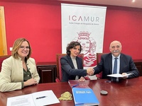 (de izda. a dcha.) La vicepresidenta y consejera Isabel Franco, la representante de ACNUR en España, Sophie Muller, y el  decano del Colegio de la Abogacía de Murcia, Francisco Martínez-Escribano.