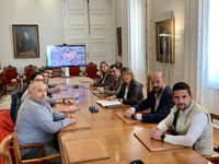 El consejero de Fomento e Infraestructuras, José Ramón Díez de Revenga, acompañado por la alcaldesa de Cartagena, Noelia Arroyo, presentan el proyecto de mejora de la carretera de La Aljorra a los representantes empresariales de la ciudad y al comité de empresa de Sabic
