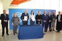 La consejera de Empresa, Empleo, Universidades y Portavocía, Valle Miguélez, y el presidente de la Federación Mundial de Trade Points, Bruno Masier, durante la firma de la 'Declaración de Cartagena'.