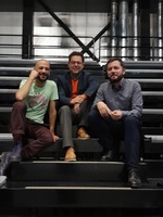 El artista Dani Hernández, el director general del ICA, Manuel Cebrián, y el director del Centro Párraga, Sergio Porlán, en la visita al montaje ...