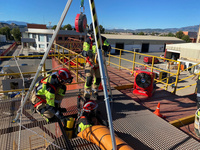 Los bomberos del CEIS se forman en rescate en espacios confinados