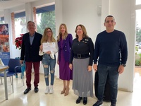 La directora general del SEF, Marisa López, junto con la alcaldesa de San Pedro del Pinatar, Visitación Martínez, entregó los diplomas a los alumnos...