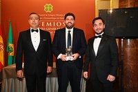 El presidente López Miras, entre los presidentes del Consejo General de Dentistas, Óscar Castro, y del Colegio de Dentistas de la Región de Murcia,...