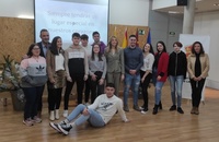 La directora general del SEF junto al alcalde de Librilla, Tomás Baño, entregó hoy los diplomas a los alumnos del programa 'Reencuentro con el Ocio...