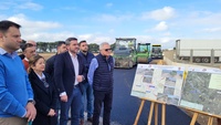 El consejero Antonio Luengo, durante su visita al camino rural de El Barranquillo, en Torre Pacheco.