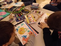 Unos niños participan en actividades y talleres de Navidad organizadas en el MUBAM en una imagen de archivo.