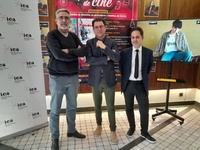 De izquierda a derecha, Pepe Cuesta, técnico de la Filmoteca, el director general del ICA, Manuel Cebrián, y el coordinador de la Filmoteca, Ángel...