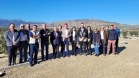 El consejero Antonio Luengo, durante su visita de hoy a las instalaciones de Cefusa, junto con directivos y equipo de la empresa.