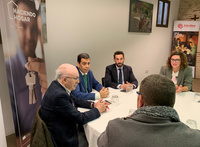 El director general de Vivienda, José Francisco Lajara, (3i) durante la última reunión celebrada con una ONG sobre las ayudas de emergencia social...