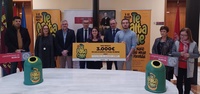 El director general de Medio Ambiente, Francisco Marín (4d), con el rector y representantes de la Facultad de Biología y de Ecovidrio.