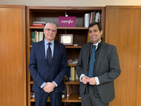 El consejero de Fomento e Infraestructuras, José Ramón Díez de Revenga, y el presidente de Renfe, Isaías Táboas, tras la reunión mantenida esta mañana...