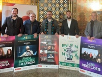 El director del Itrem, Juan Francisco Martínez, y el alcalde de Lorca, Diego José Mateos, muestran los carteles de los conciertos junto a los organizadores...