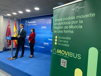 El consejero de Fomento e Infraestructuras, José Ramón Díez de Revenga, y la directora de Movilidad, Marina Munuera, durante la rueda de prensa de presentación de la creación de los servicios regionales de autobús del nuevo sistema de movilidad de Movibus.
