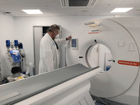 El nuevo TAC del hospital de Lorca es un equipo de última generación que ofrece mayor calidad de imagen y menor dosis de radiación al paciente
