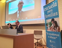 El consejero de Educación, Formación Profesional y Empleo, Víctor Marín, durante su intervención en la sesión de la 'Escuela para familias'.