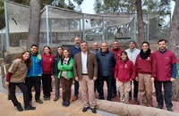 El consejero de Medio Ambiente, Mar Menor, Universidades e Investigación, Juan María Vázquez, con parte del equipo en el  Centro de Recuperación ...