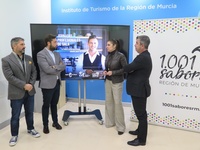 El director del Itrem, Juan Francisco Martínez (2i), junto con la directora del CCT, Mónica Meroño, el presidente de la Federación Regional de Empresarios...